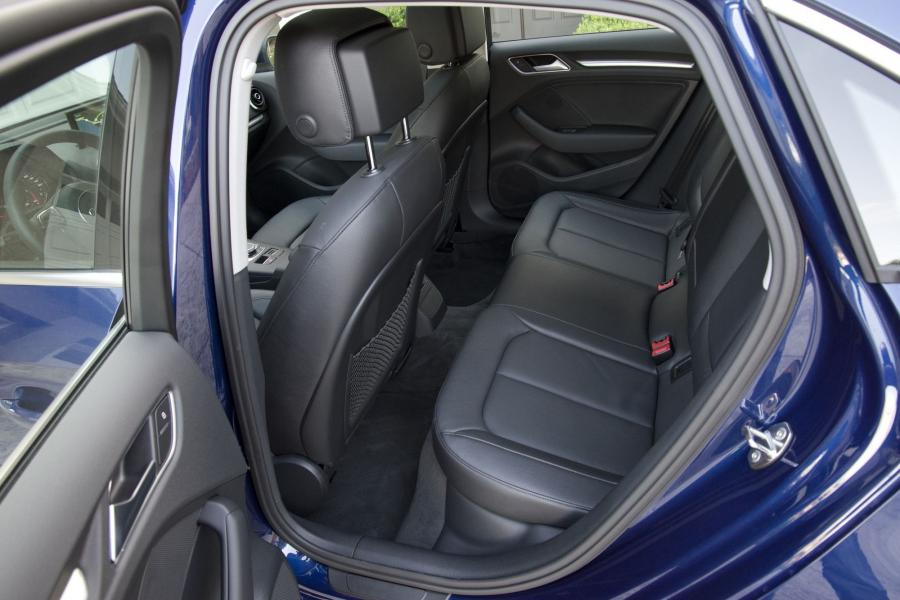 Интерьер Audi A3 Sedan 2.0T Quattro (8V) 2014 года  (NA) (фото 29 из 88)